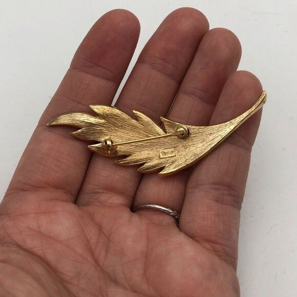 Trifari‎ Gold Tone Colored Feather Leaf Brooch Pin Costume Jewelry 2 1/2" - Picture 6 of 7